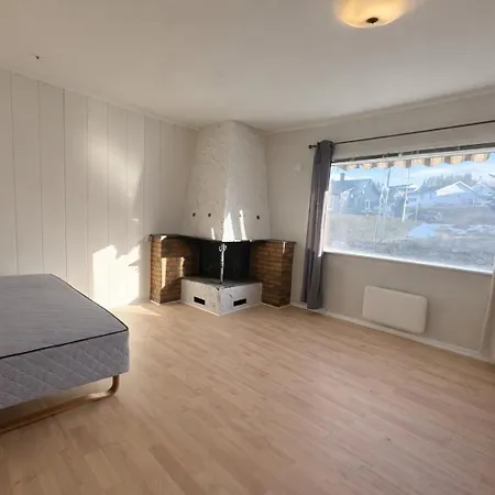 Spacious Seaside With Balcony Apartment *